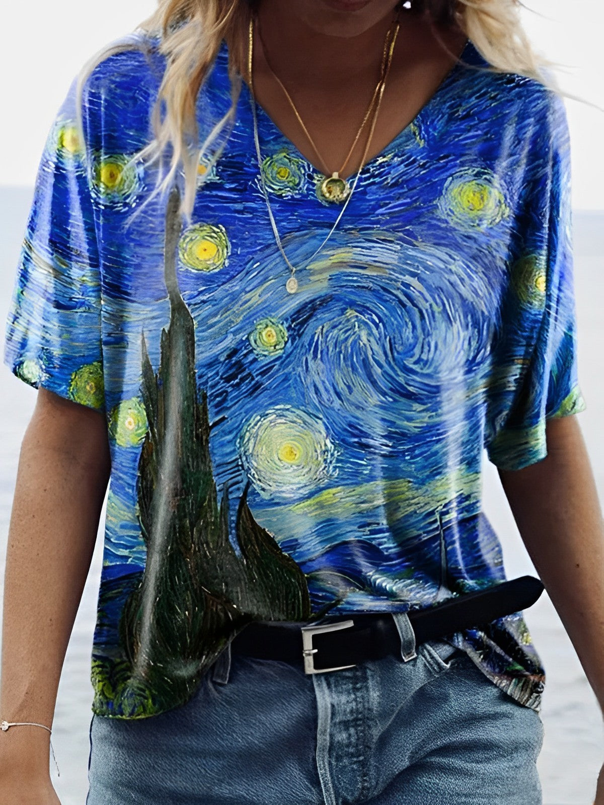Kristi | Van Gogh Starry Sky T-skjorte med print og V-hals