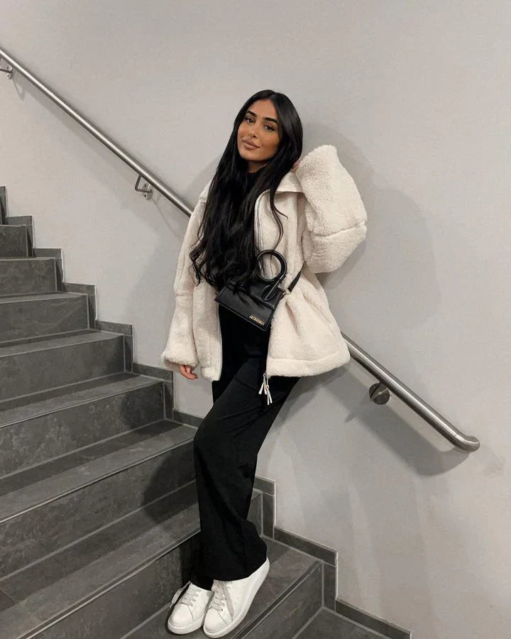 Anette | Myk Jakke med Avslappet Eleganse