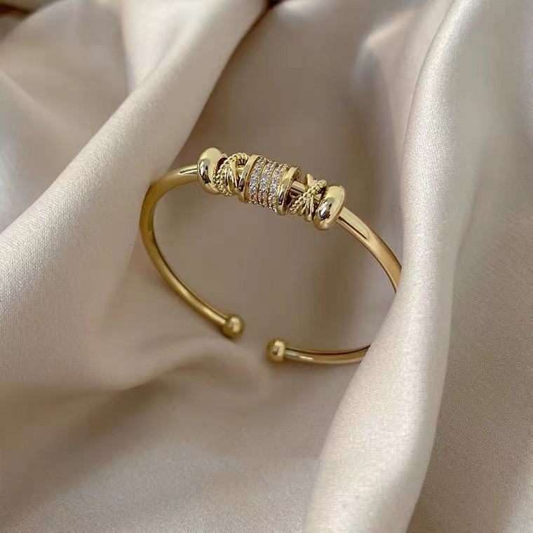 Journee - Justerbar Armbånd med Gyldne Charmer