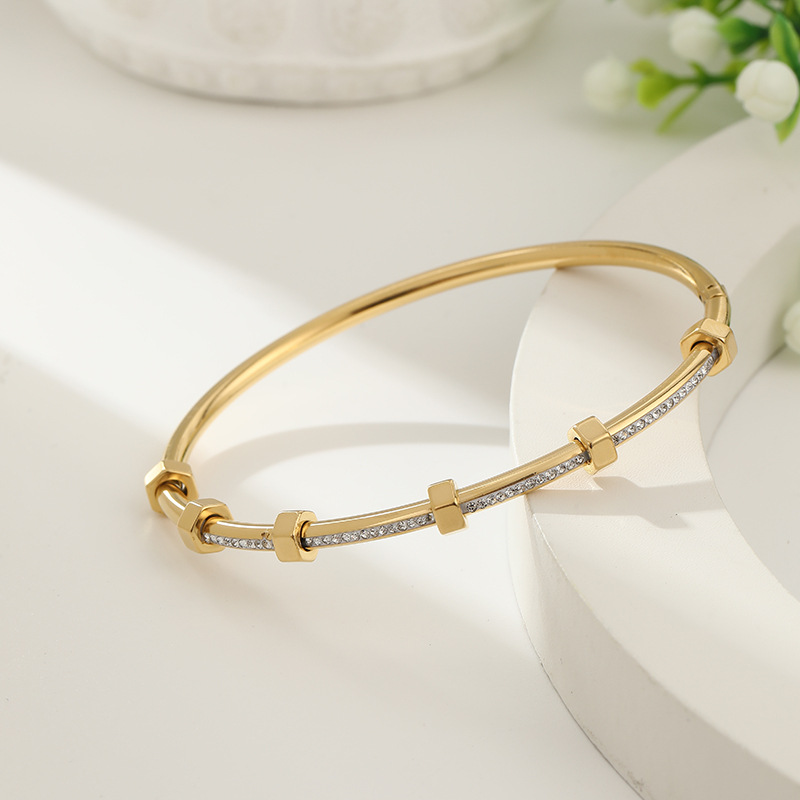 Ensley - Elegant Lys Gull Armbånd