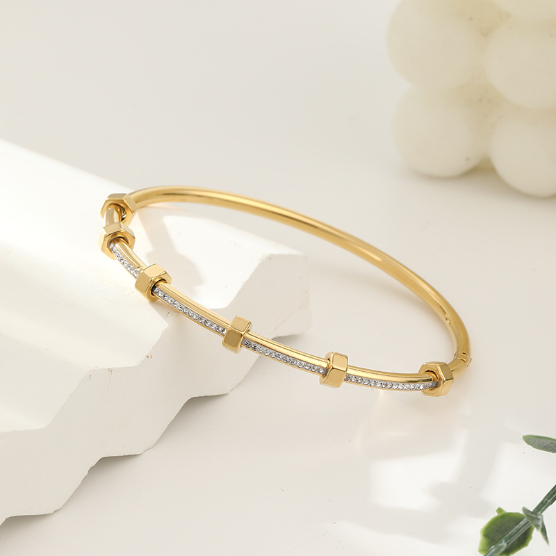 Ensley - Elegant Lys Gull Armbånd