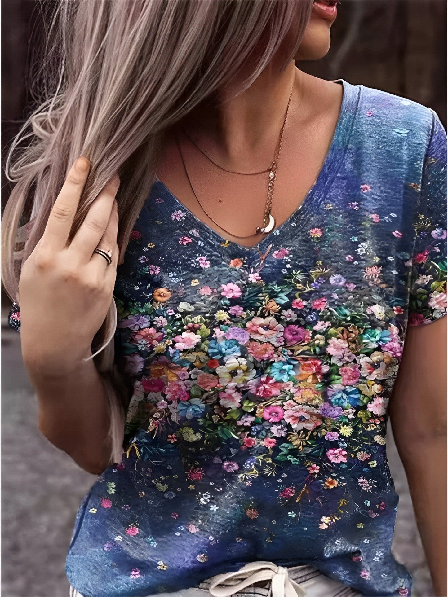 Klara | V-hals blomster kunst t-skjorte