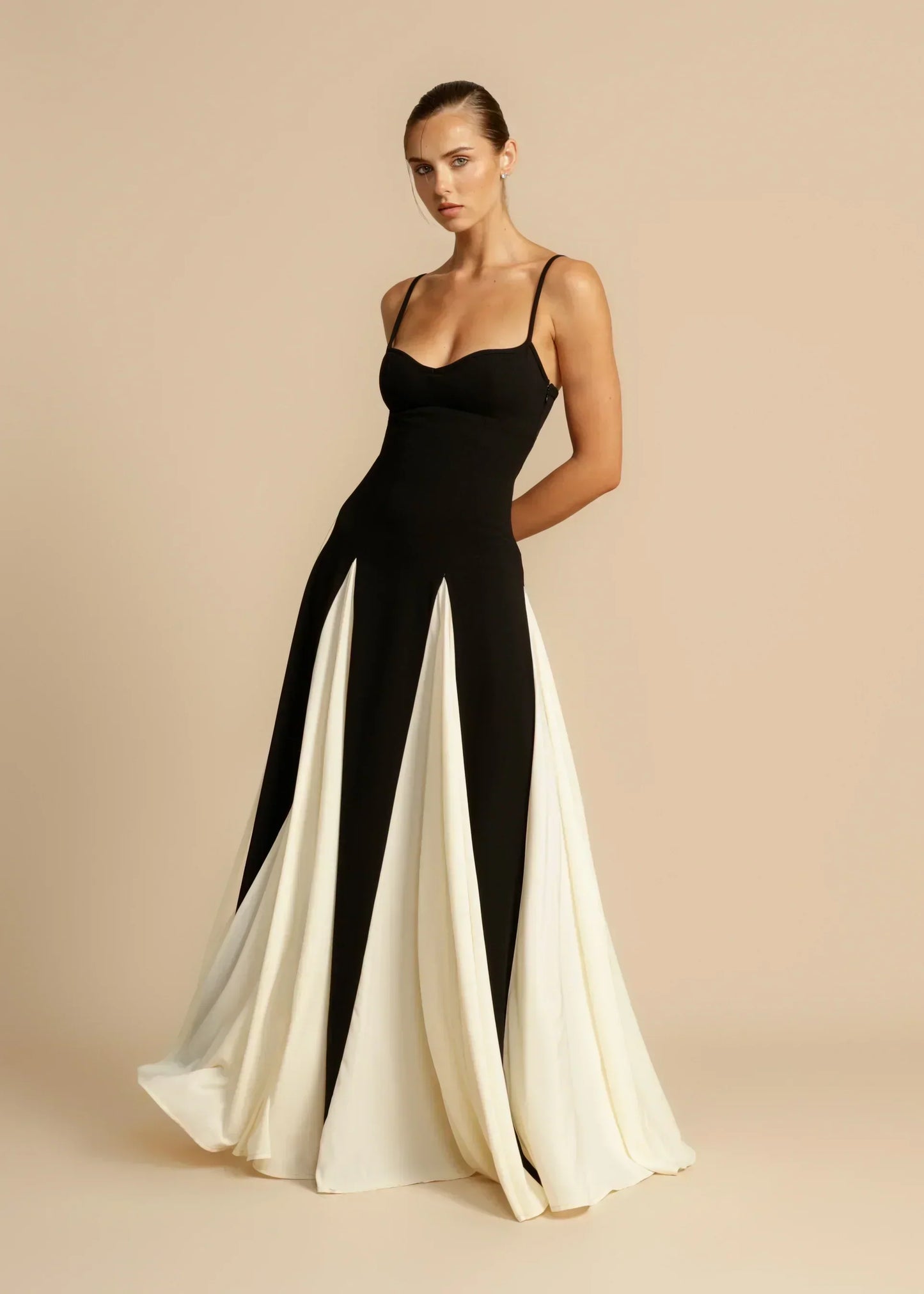 Celia - Elegant Kontrast Volanger Maxikjole