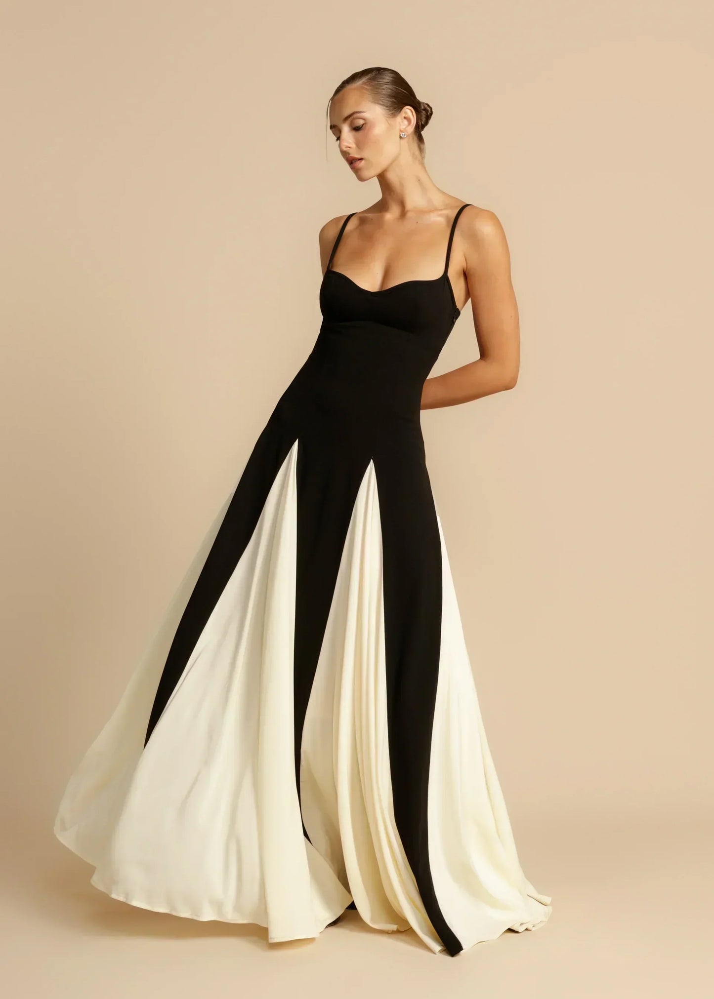 Celia - Elegant Kontrast Volanger Maxikjole