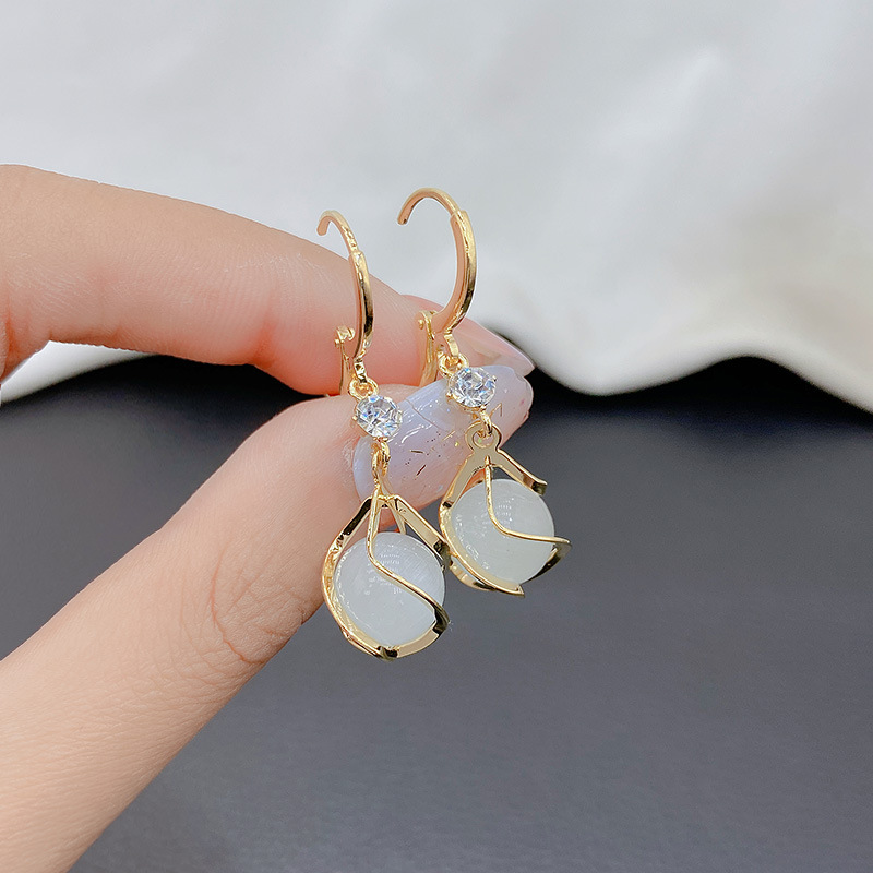 Blythe – Vintage Hvit Opal Hengende Gyldne Øredobber