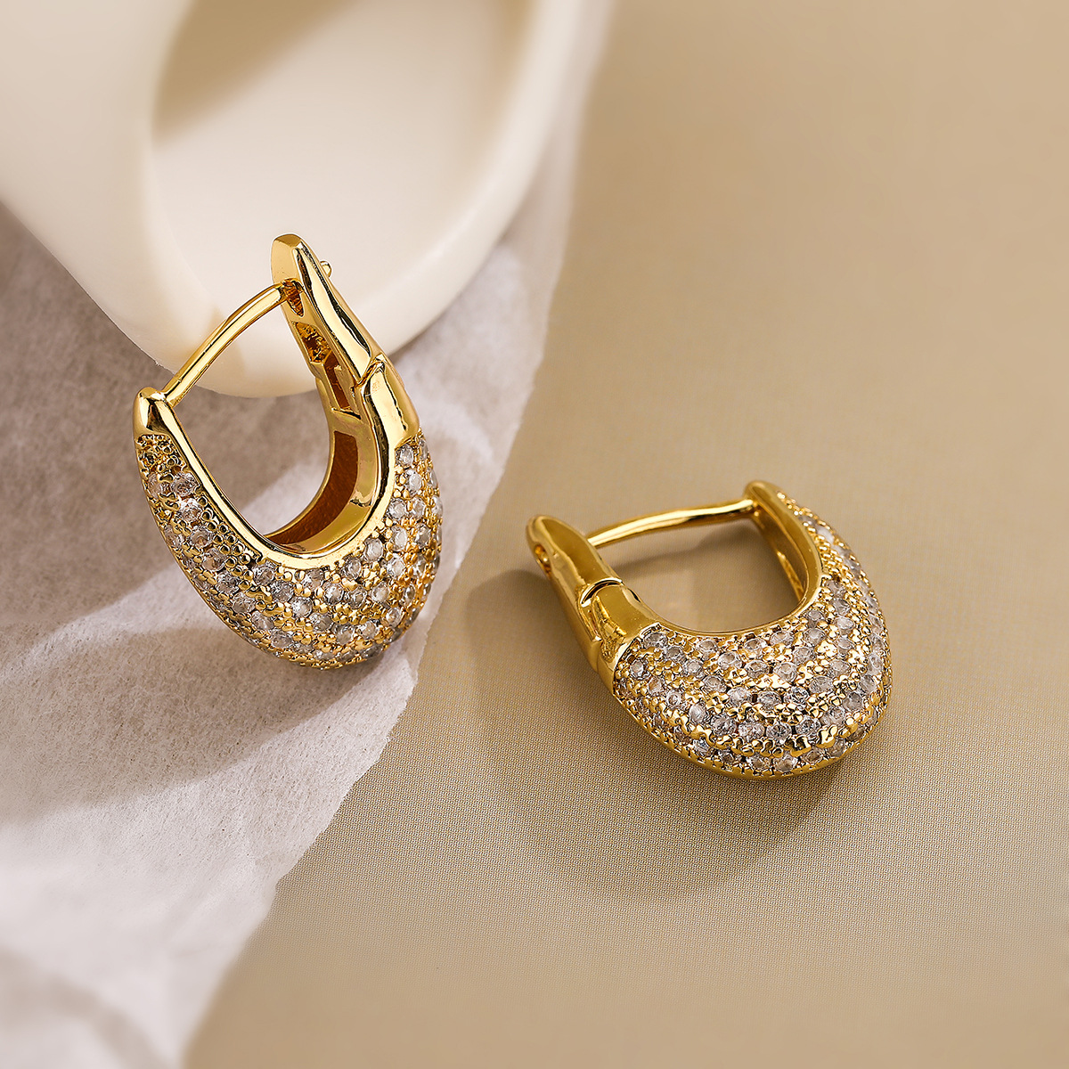 Cambria – Elegante Fargerike Inlagte Krystalløreringer