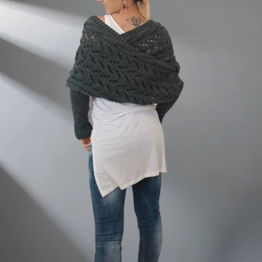 Alfhild | Strikket Poncho med Unikt Preg
