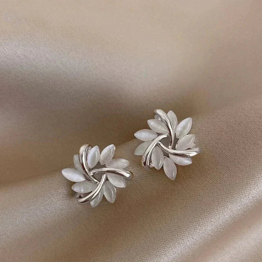 Hesper - Elegante og Eksklusive Opal Petal Circle Stud Øredobber i Gull