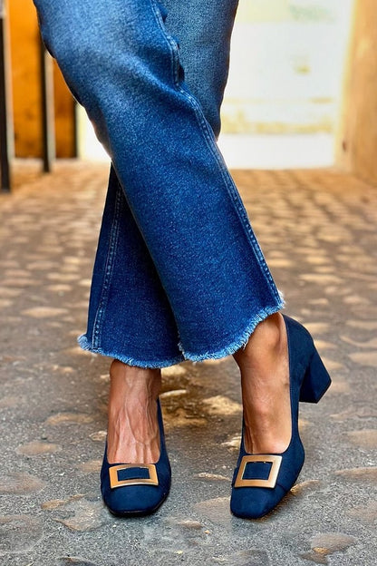 Hæge | Elegante pumps med gullspenne