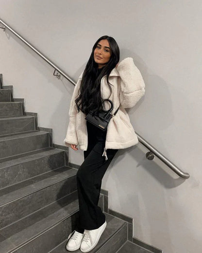 Anette | Myk Jakke med Avslappet Eleganse