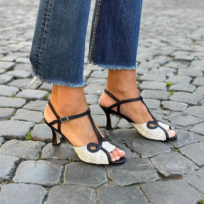 Alvilde | T-stropp sandaler med strukturert tekstil og klassisk hæl