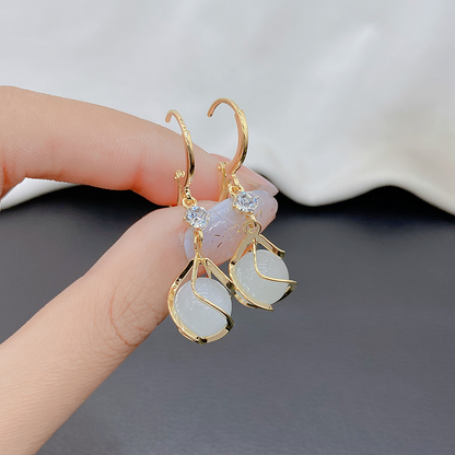 Blythe – Vintage Hvit Opal Hengende Gyldne Øredobber