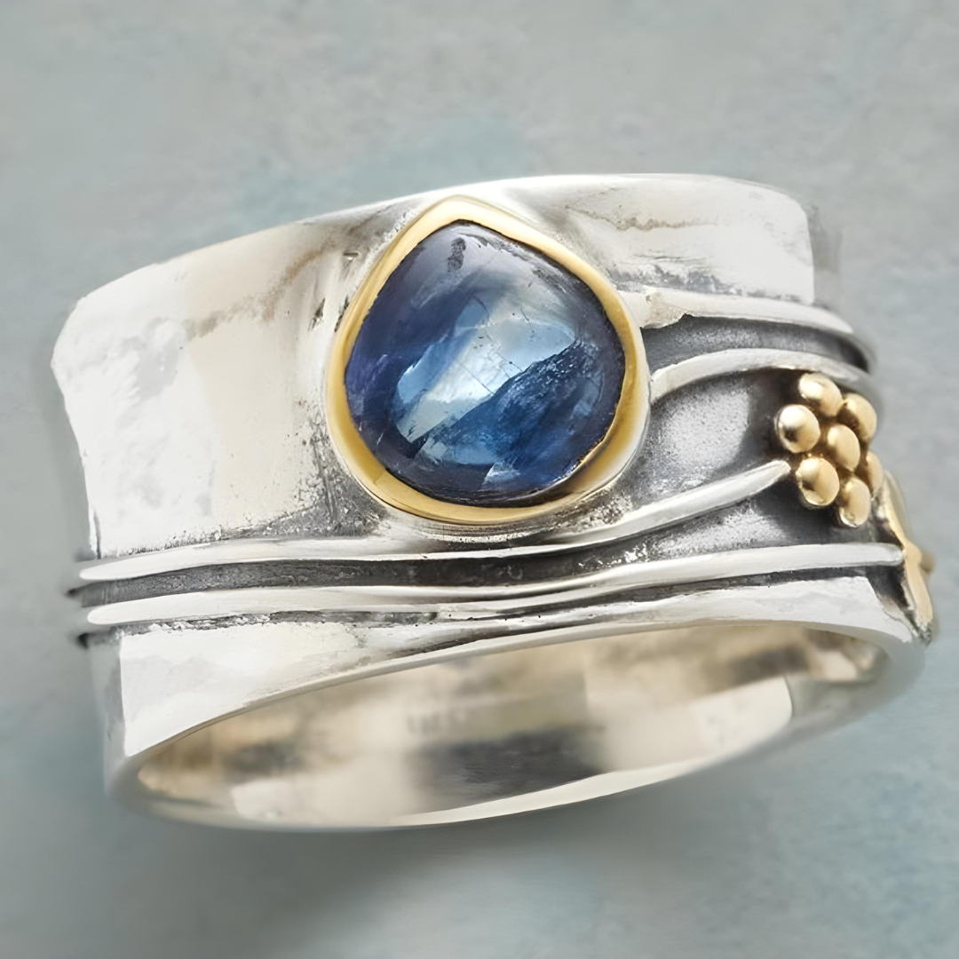 Ragnhild | Sølvring med Safir og Gull-detaljer
