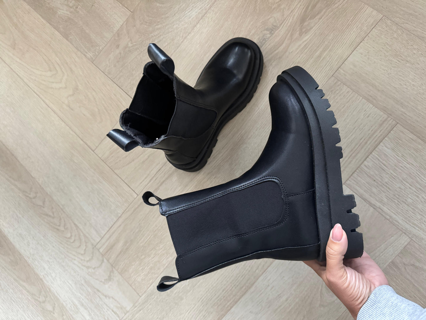 Christina| Chelsea Boots