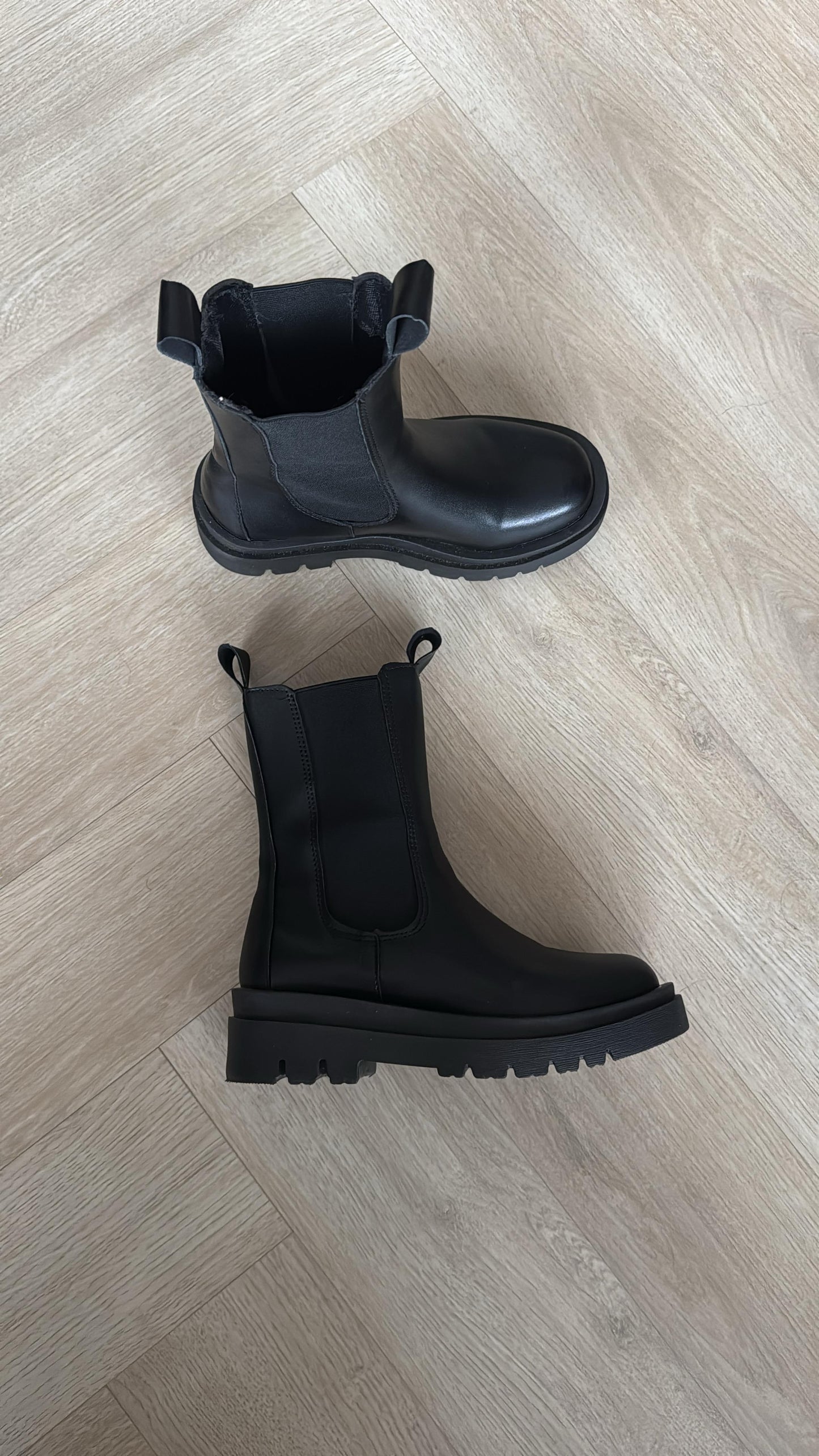 Christina| Chelsea Boots